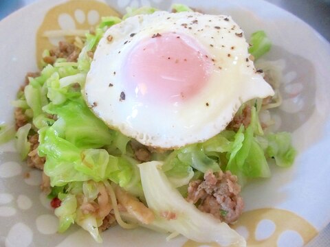 ひき肉とキャベツのシソ風味パスタ、目玉焼きのせ